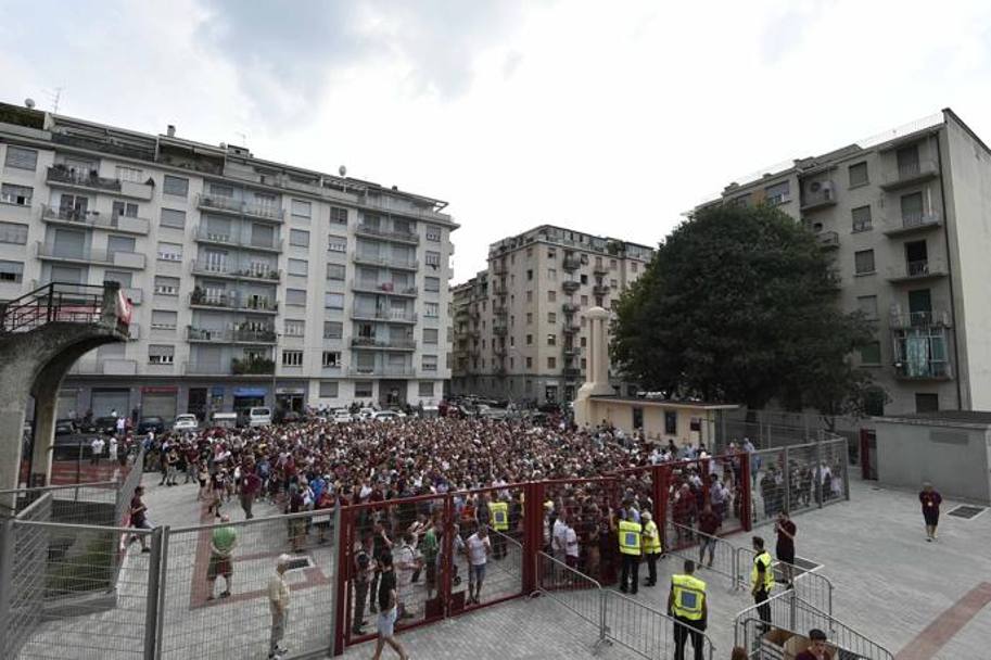  I tifosi del Torino Fc attendono di entrare allo stadio Filadelfia. 